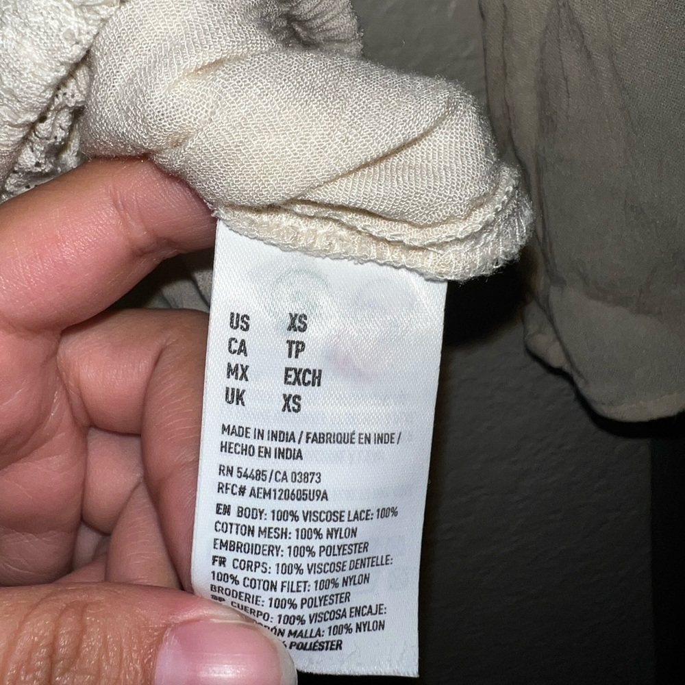 American eagle creme long sleep top. Lace long